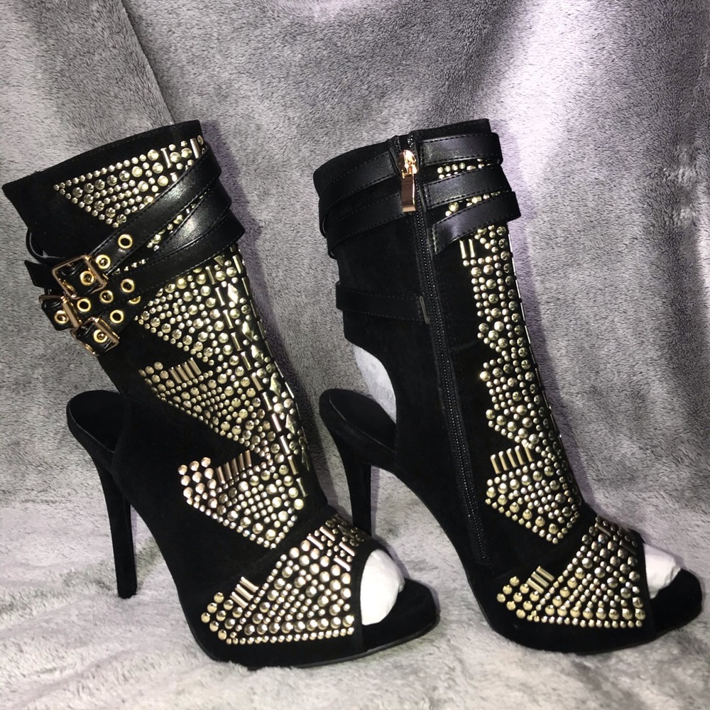 Buckle strap peep toe heels